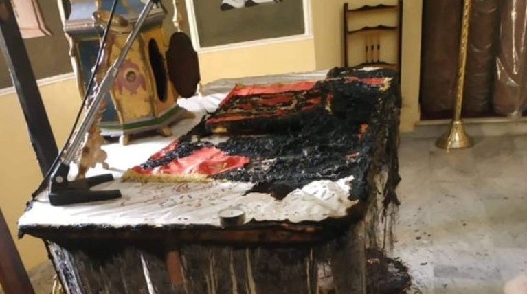 Βεβήλωση ναού στη Χίο: Άγνωστοι έκαψαν την Αγία Τράπεζα
