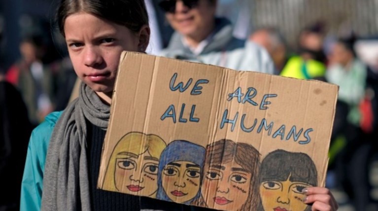 Χιλιάδες στους δρόμους του Παρισιού για να καταδικάσουν την ισλαμοφοβία