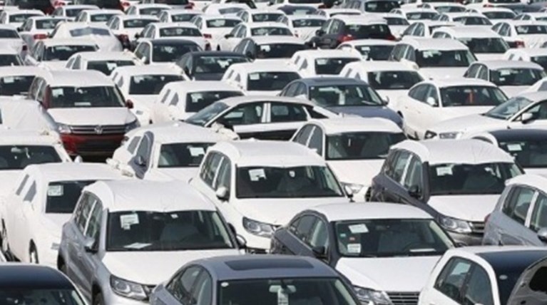 Ο Τραμπ αναβάλλει την επιβολή δασμών στα ευρωπαϊκά οχήματα