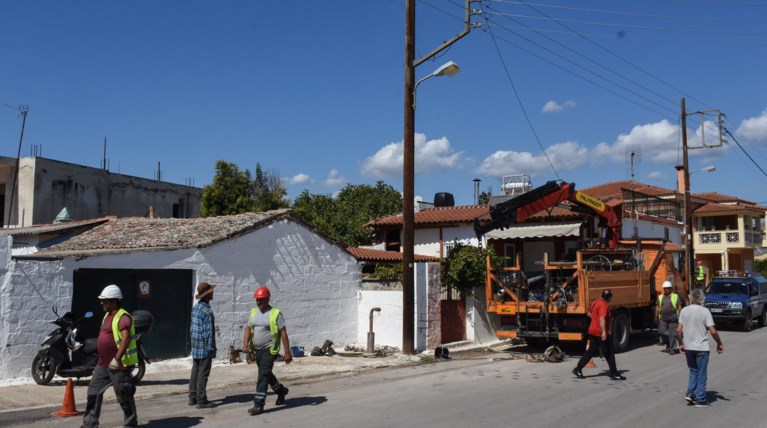 Φθορές σε κολώνα της ΔΕΗ έξω από δομή φιλοξενίας προσφύγων