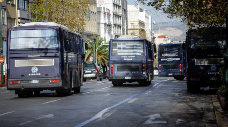 Μέτρα για το Πολυτεχνείο: 17 κλούβες στην αμερικάνικη πρεσβεία