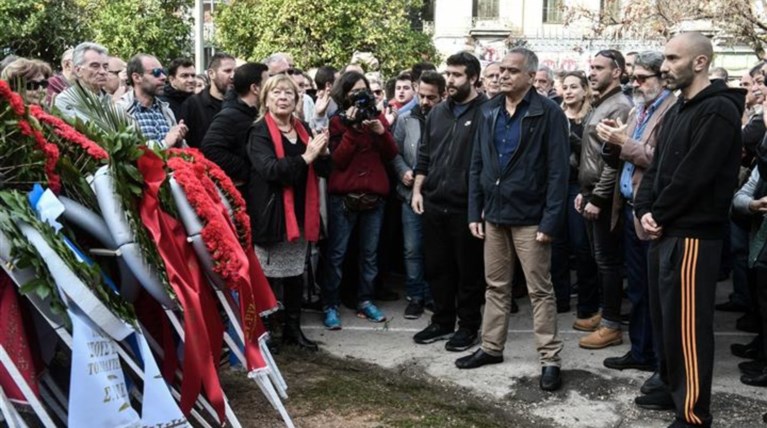 Καταθέτουν στεφάνια στο Πολυτεχνείο [Εικόνες]