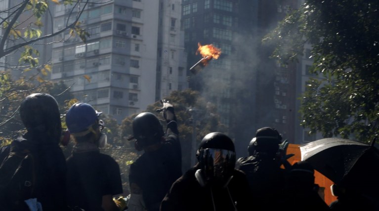 Χονγκ-Κονγκ: εκτοξεύουν βέλη και μολότωφ κατά των αστυνομικών