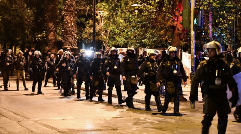 Ενταση στα Εξάρχεια - Κλεφτοπόλεμος μπαχαλάκηδων με τα ΜΑΤ
