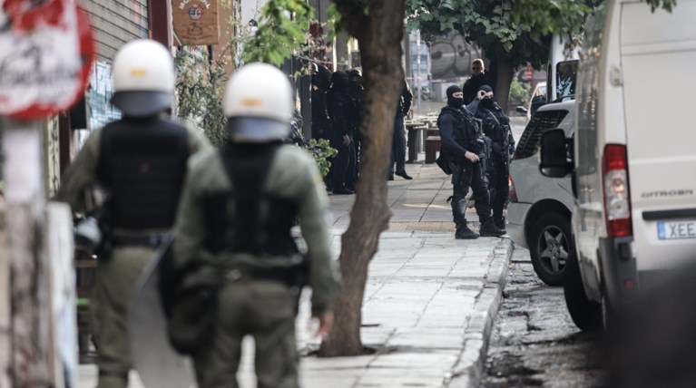 Ευελπίδων: Ένταση κατά την άφιξη των συλληφθέντων στα χθεσινά επεισόδια