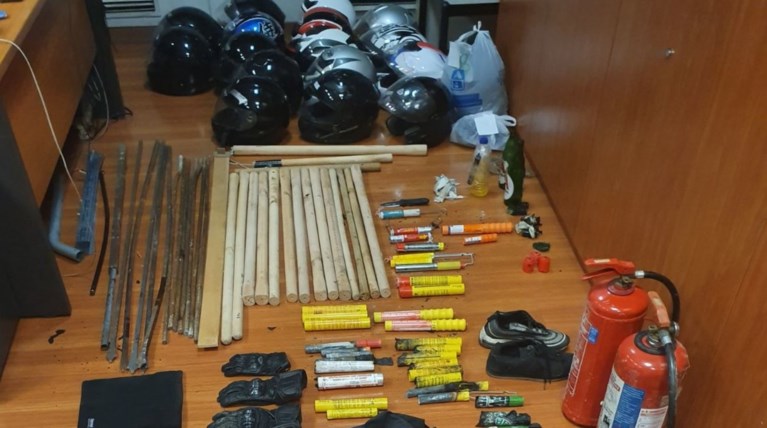 Στα χέρια της ΕΛΑΣ χούλιγκανς με ολόκληρο "οπλοστάσιο" [φωτο]