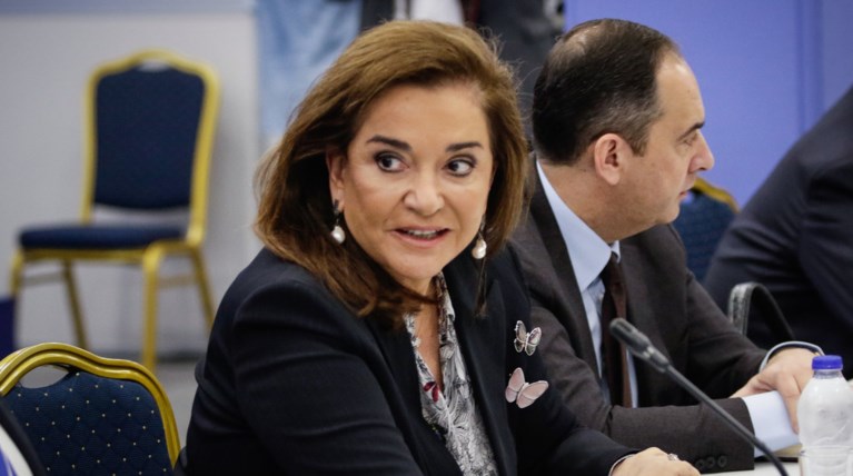 Ντόρα για Τσίπρα: θα ήταν κωμικό να πάει μέχρι την πρεσβεία