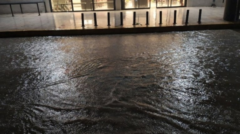 «Πνίγηκε» η Κρήτη: «Ποτάμια» οι δρόμοι της Ιεράπετρας