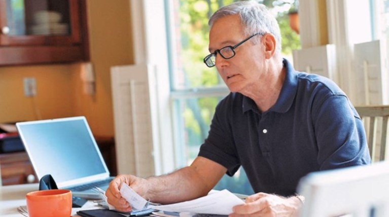 Μειώνεται στο μισό η παρακράτηση για τους συνταξιούχους που εργάζονται