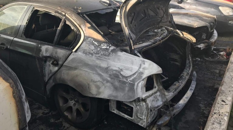 Φωτιά σε πυλωτή στον Ταύρο - Κάηκαν τρία αυτοκίνητα (φωτό)