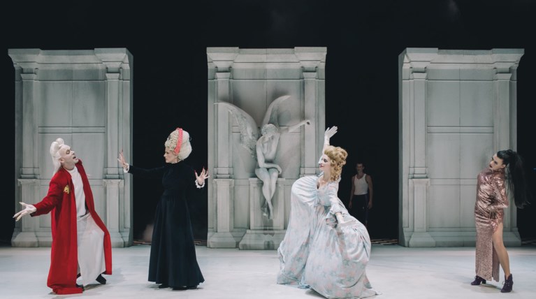 To καινούργιο σπίτι του Γκολντόνι στη σκηνή Κοτοπούλη