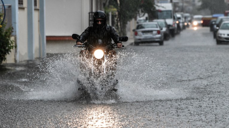 Βροχές και καταιγίδες ξανά από την Πέμπτη - Που βρέχει τώρα