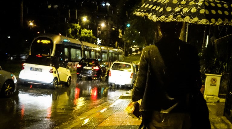 Καταιγίδα με 12.000 κεραυνούς σε Αττική, Βοιωτία - Βροχές και την Παρασκευή