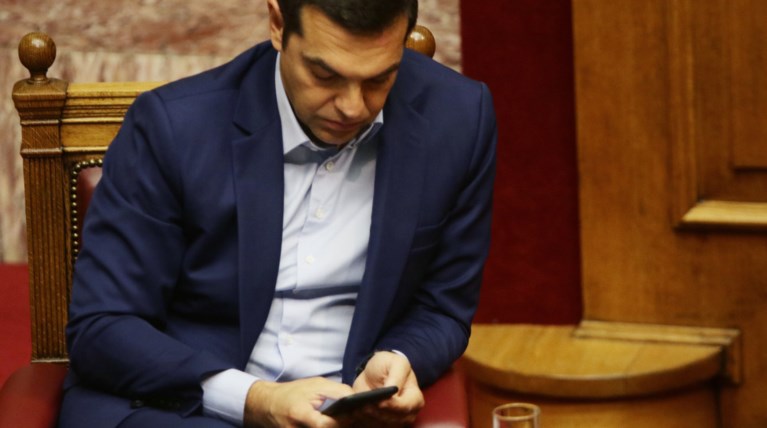 Ο Τσίπρας έστελνε μηνύματα στο κινητό - Την ώρα της ομιλίας Μητσοτάκη