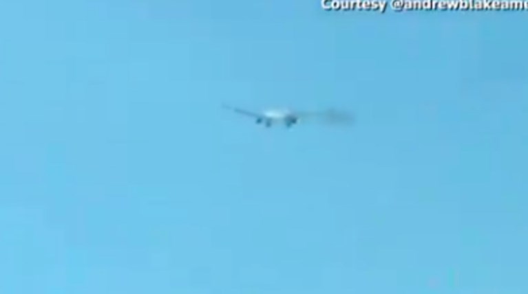 Αναγκαστική προσγείωση Boeing - έβγαζε φλόγες από τον κινητήρα [βίντεο]