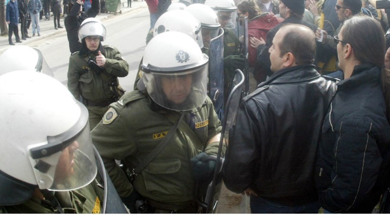 Επεισόδια με οπαδούς και τα ΜΑΤ έξω από το Παλαί ντε Σπορ