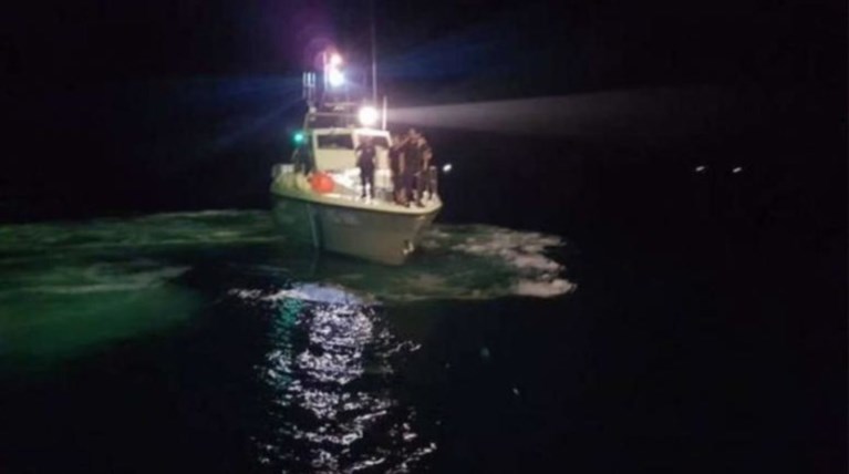 Ανατράπηκε σκάφος στο Αντίρριο -  Φόβοι για 2 νεκρούς  (βίντεο)