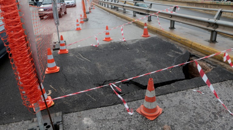 Απέραντη λίμνη και καθίζηση στη Χαμοστέρνας [εικόνες]