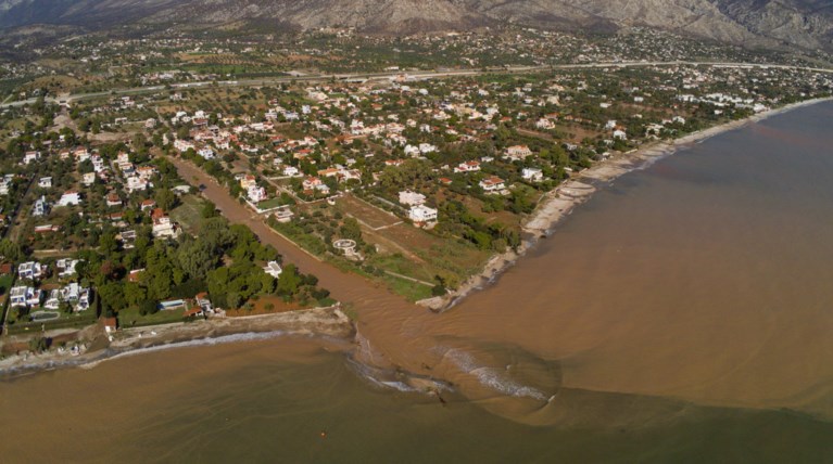 Ποτάμι λάσπης ολόκληρη η Κινέτα - Εικόνες από drone