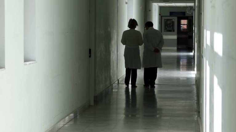 ΕΔΕ για τη μητέρα που υπέστη αλλεργικό σοκ μέσα σε μαιευτήριο