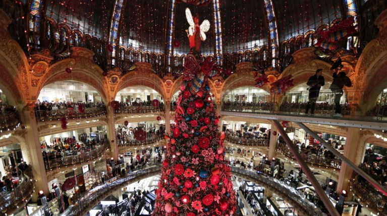 Ο εκθαμβωτικός στολισμός των Galeries Lafayette στο Παρίσι