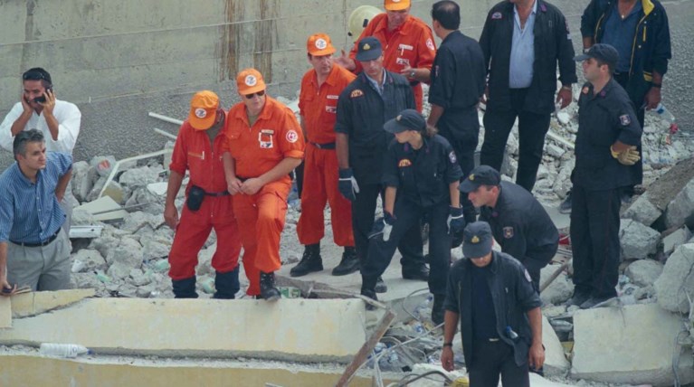 Κλιμάκιο της ΕΜΑΚ σπεύδει στην Αλβανία - Στα Τίρανα ο Δένδιας