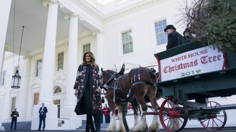 Η Μελάνια Τραμπ υποδέχεται το τεράστιο δέντρο σε ...live streaming
