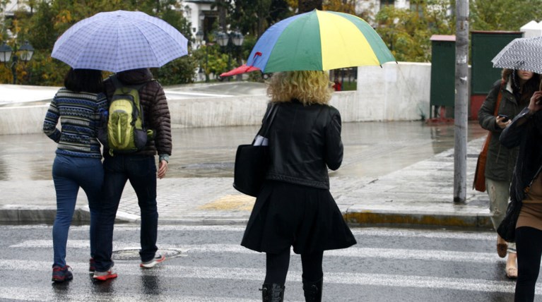 Νεφώσεις και τοπικές βροχές σε Αιγαίο και δυτικά ηπειρωτικά
