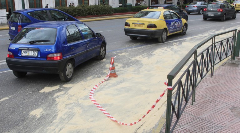Χάος στη Βουλιαγμένης: Γέμισε ο δρόμος... ελαιόλαδο
