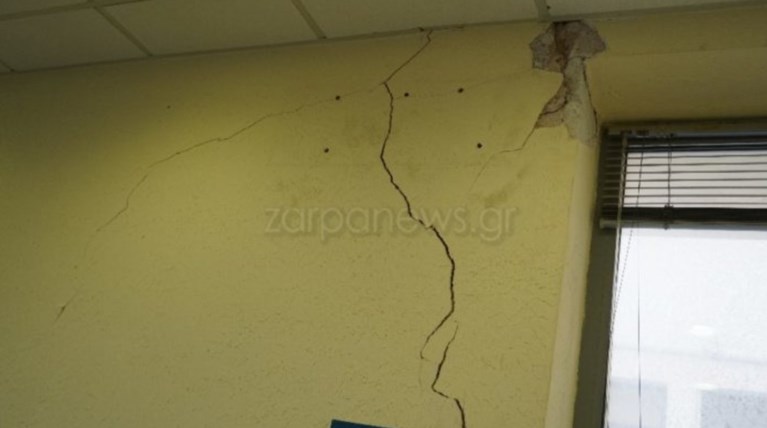 Χανιά: Έκλεισε η Εφορία μετά το σεισμό - 'Επεσαν σοβάδες, τεράστια ρωγμή