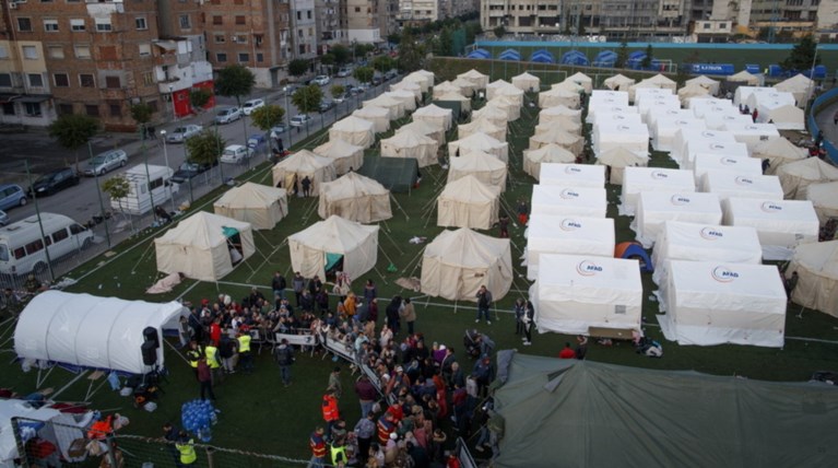 Χάος στην Αλβανία - Σε πρόχειρες σκηνές χιλιάδες σεισμόπληκτοι