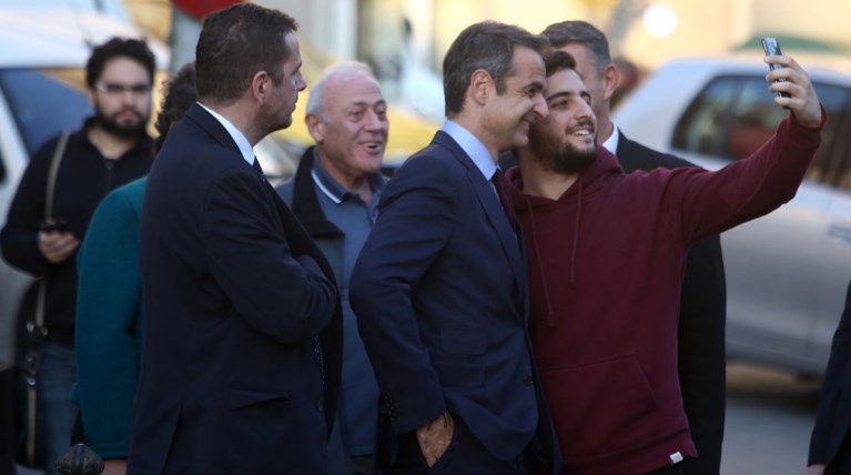 Η βόλτα Μητσοτάκη στο κέντρο οι χειραψίες και οι selfies