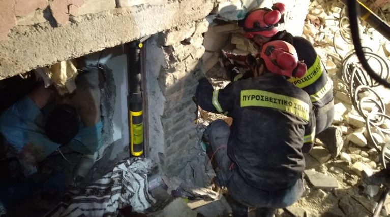 Δυρράχιο-Θουμάνι: Η δράση της ΕΜΑΚ στα ερείπια