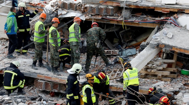 Σεισμός Αλβανία:Γιατί δεν πήρε εμένα ο Θεός θρηνεί παππούς που έχασε εγγόνι