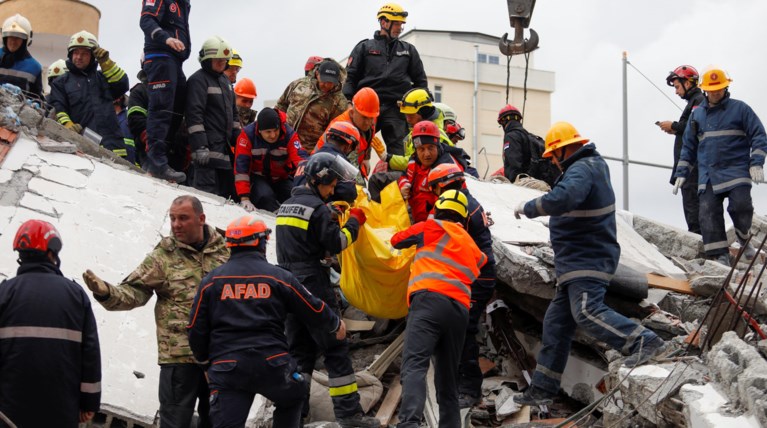 Αλβανία: Aνέσυραν νεκρούς μάνα με τα τρία της παιδιά από τα συντρίμμια