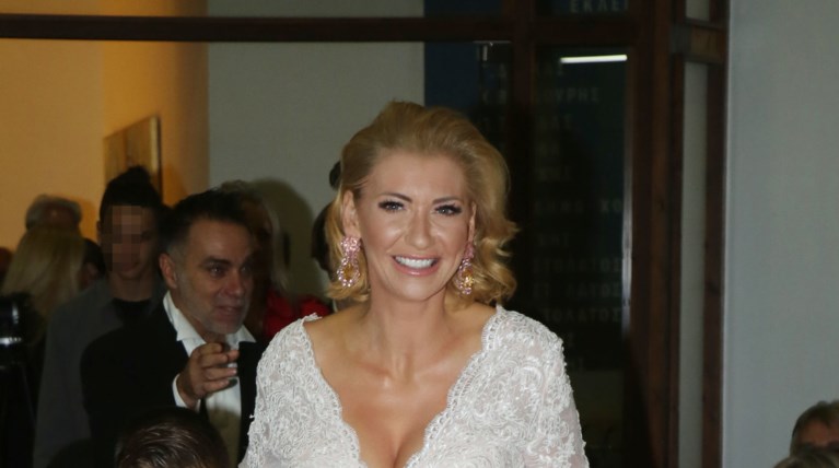 Τρίτος γάμος για την πρώην Playmate: Το ρομαντικό νυφικό & η μπλε ανθοδέσμη