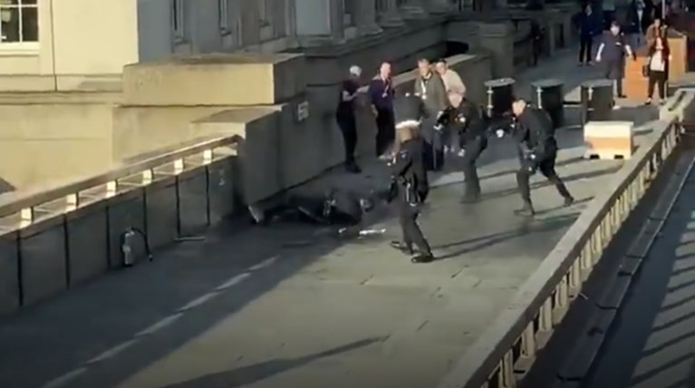 Πανικός στη Γέφυρα του Λονδίνου - Πυροβόλησαν τον δράστη