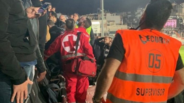 ΟΦΗ-ΑΕΚ: Αναστάτωση στο γήπεδο - Βουλευτής υπέστη ανακοπή