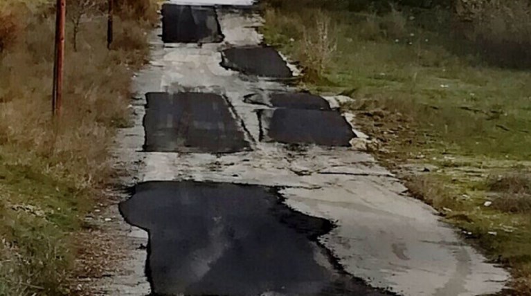 Κοζάνη: Εφτιαξαν δρόμο με... ατέλειωτα μπαλώματα [εικόνες]