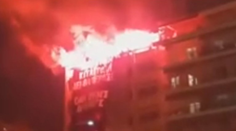 «Ντου» αντιεξουσιαστών στο Εργατικό Κέντρο Θεσσαλονίκης - Άναψαν καπνογόνα