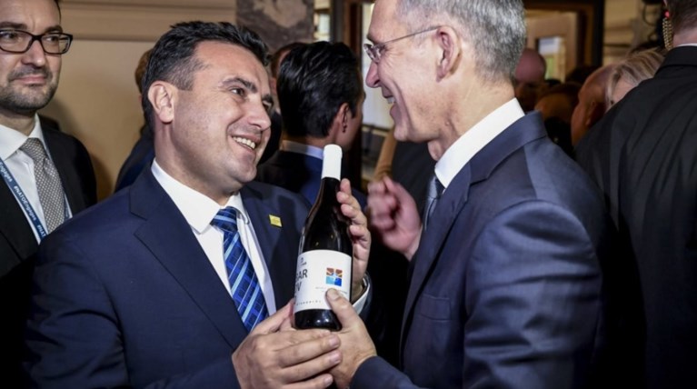 Βορειομακεδονίτικο κρασί πρόσφερε ο Ζάεφ στον γγ του ΝΑΤΟ