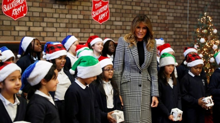 Mελάνια Τραμπ: Με υπέροχο pied de poule παλτό στο Λονδίνο