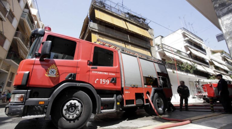 Φωτιά σε εγκαταλελειμμένο κτίριο στη Θεσσαλονίκη-Σε εξέλιξη η κατάσβεση