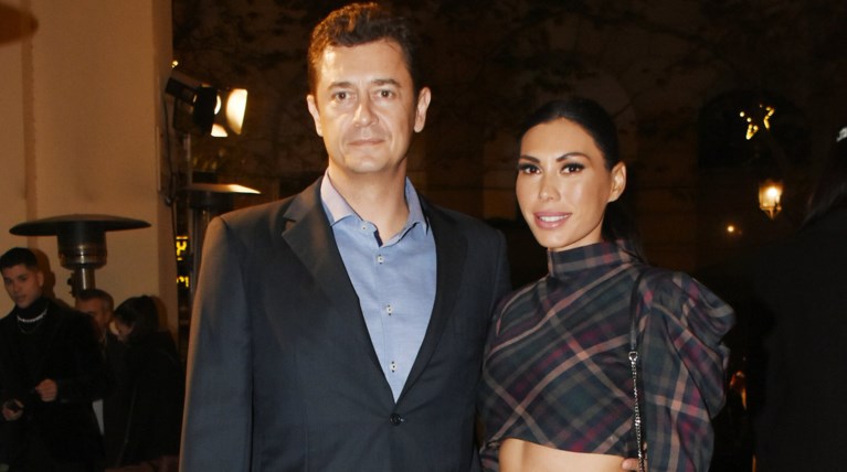 Ιωάννα Μπούκη: Η σύζυγος του Σρόιτερ με μοδάτη και αποκαλυπτική εμφάνιση