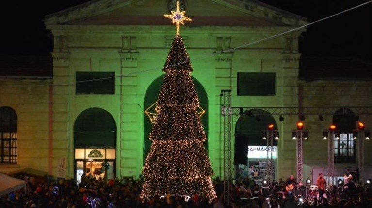 Χανιά: Φωταγωγήθηκε το δέντρο, με 20.000 λαμπάκια
