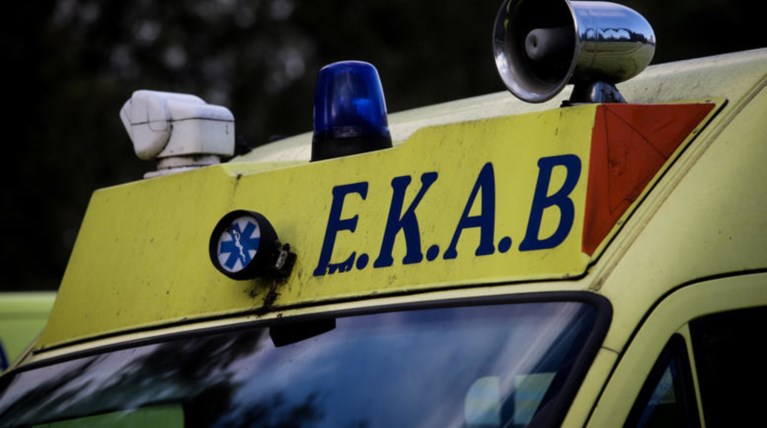 Τροχαίο-σοκ στη Λαυρίου: Ηλικιωμένη οδηγός παρέσυρε μηχανή, ένας νεκρός
