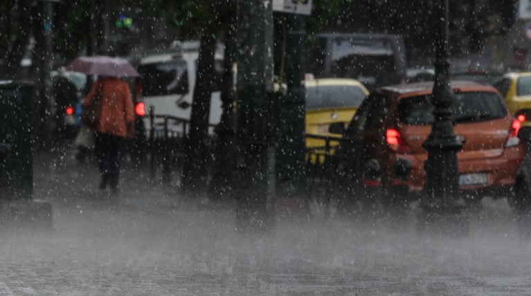 Χαλάει ο καιρός: Ερχονται βροχές και ισχυρές καταιγίδες