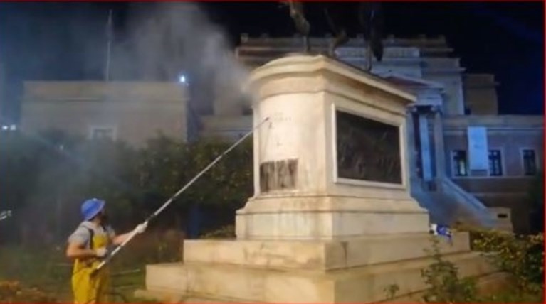 Καθαρίστηκε μετά τον βανδαλισμό το άγαλμα του Κολοκοτρώνη στη Σταδίου
