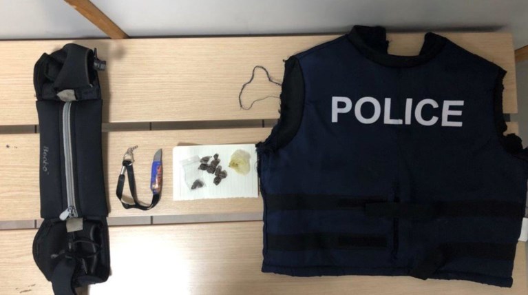 Παρίστανε τον αστυνομικό με γιλέκο "Police" γεμάτο ηρωίνη