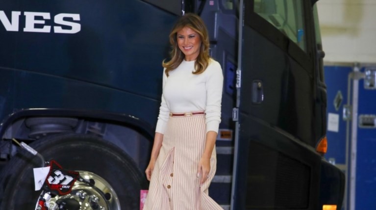 Έτοιμη για τις γιορτές η Μελάνια: Γιορτινή με κόκκινες δερμάτινες μπότες